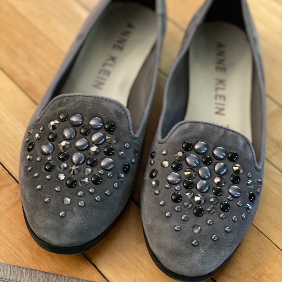anne klein gray flats